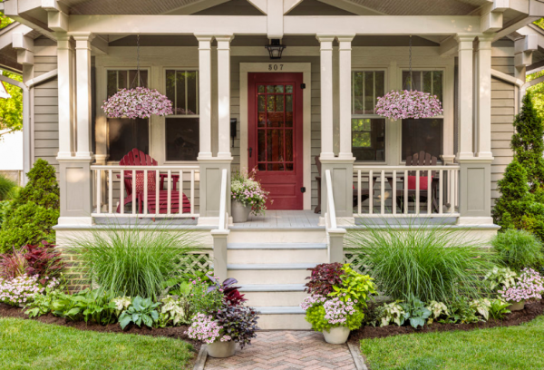 Tanaman gantung di atas veranda depan